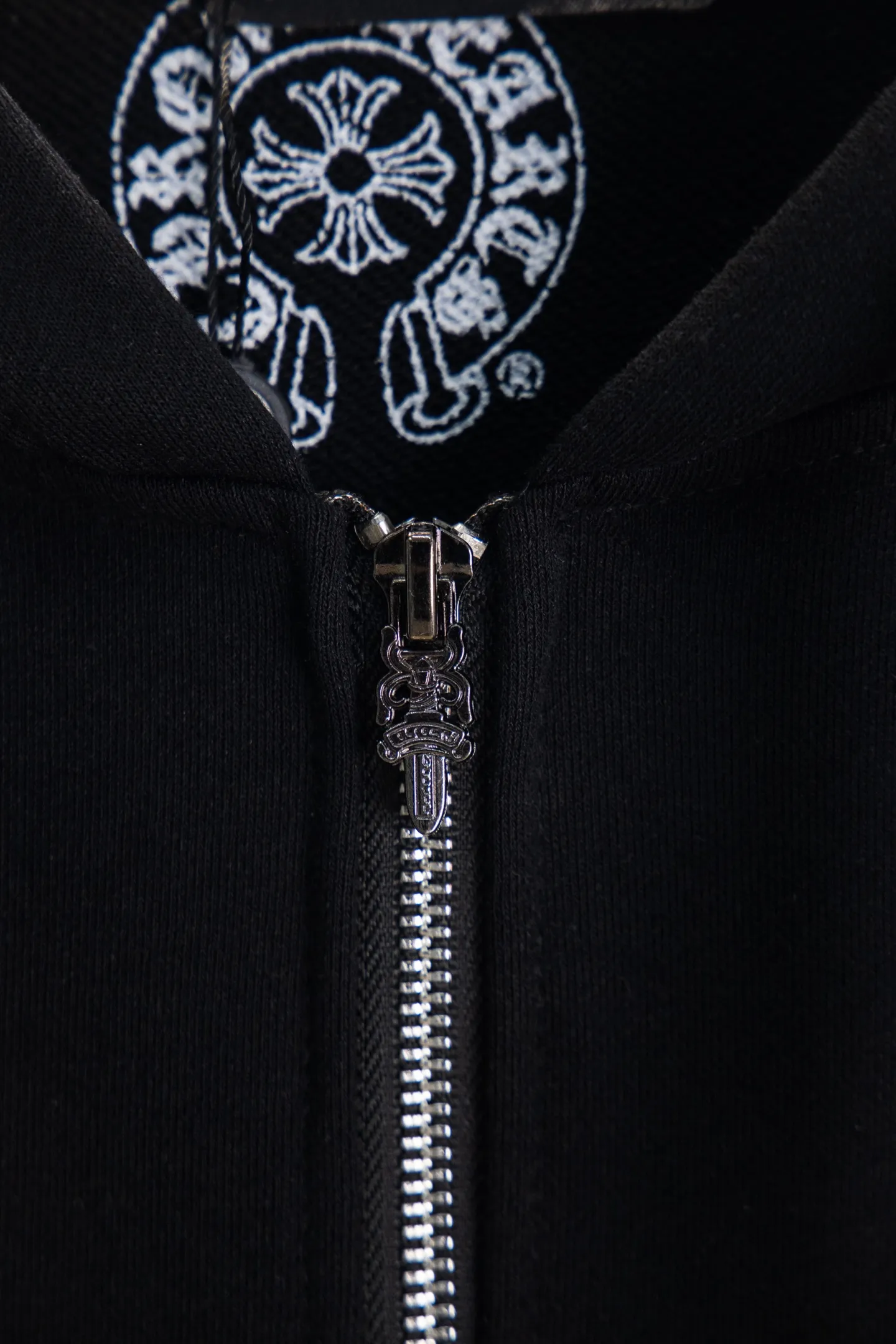 P280 Style number: Y265 Chrome Hearts Deadly Doll co-branded comic girl zipper long-sleeved hooded sweatshirt jacket. Heavy production. Scan the QR code to enter the official website in seconds. All customized originals are the same. Many details. What you see is what you get. Look for the exclusive background. Zhengerbajing 500g pure cotton large terry fabric. All fabrics have been shrunk in advance. Quality first. What you see is what you get. The pattern will not change after one wash. Distinguish some disposable clothes in the market. Three standards The packaging is complete, all original versions are restored and customized, the same style for men and women is versatile, a more classic version, the version is very unique, hangtag, hanging particles, washed, packaging bag, full set of accessories, very good appearance, super exquisite workmanship, color: black, size: S-XL